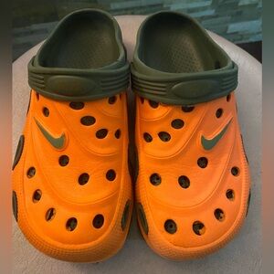 (EUC) NIKE CROCS EURO 41 WOMEN 10 MEN 7.5 ORANGE/ARMY GREEN TRIM (EXCELLENT)